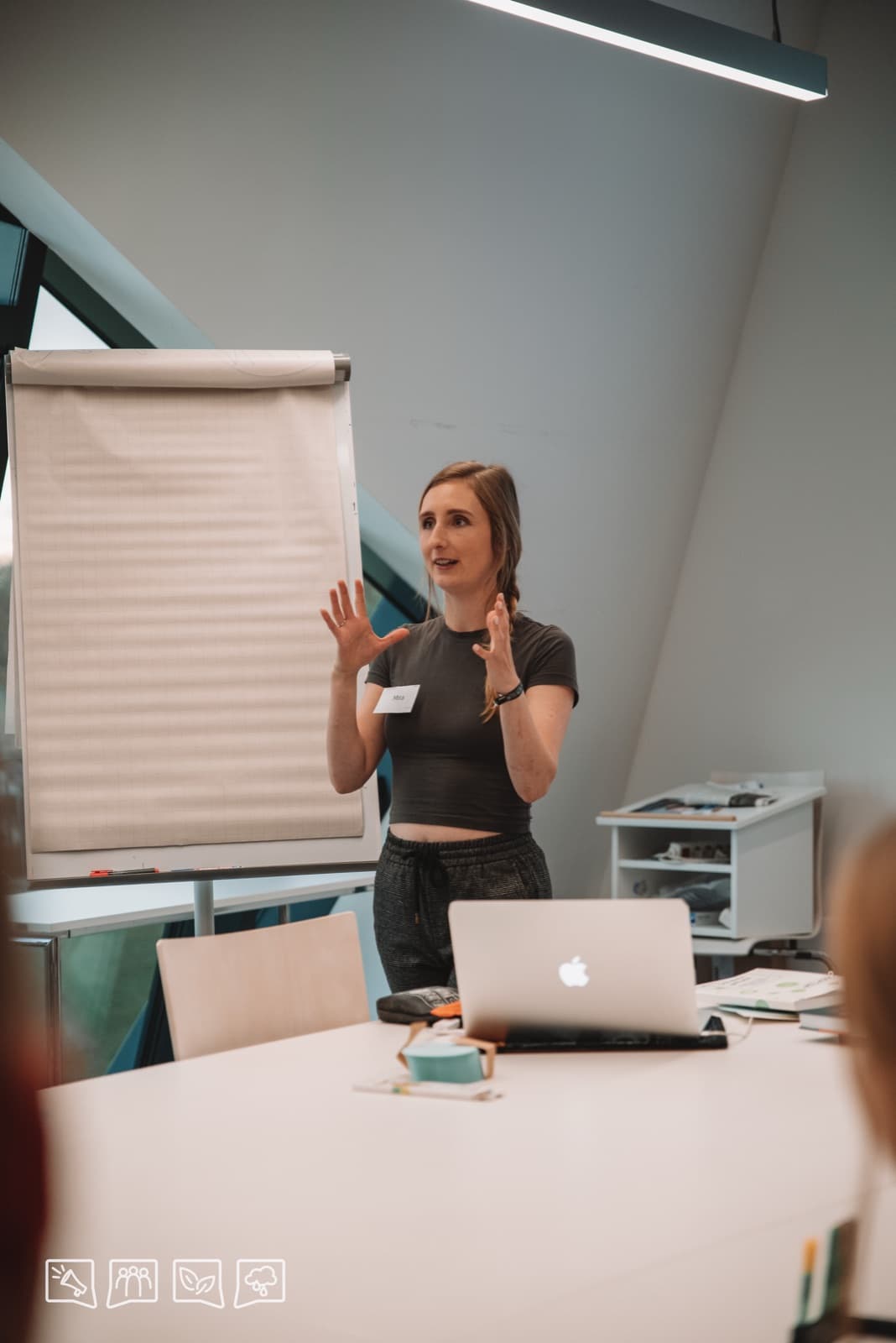 Mira Pape moderiert einen Workshop am Flipchart